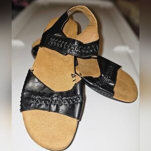 Like new Easy Spirit Black  leather adjustable sandal